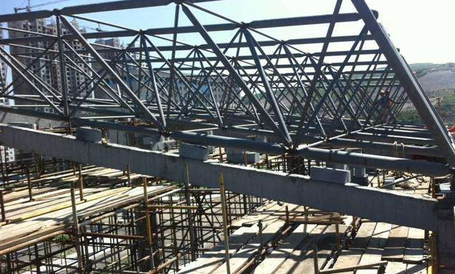 樟树简述网架公司的黑色压型钢板的吊装步履